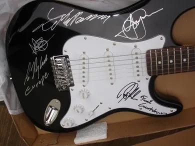 original signierte Gitarren von Top-Bands, Deep Purple, Saxon usw