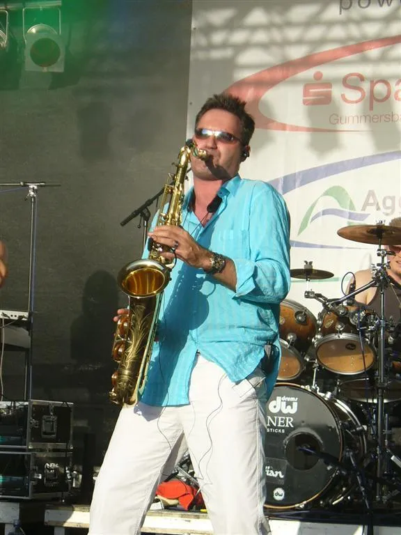 Saxophonist spielt auf Ihrem Empfang
