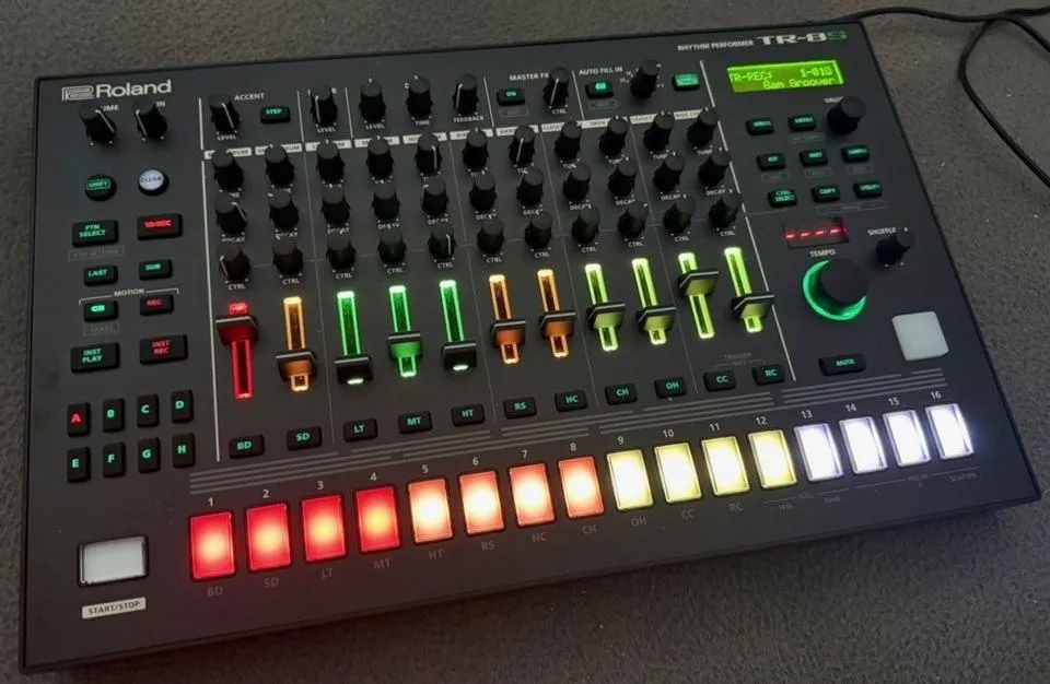 Roland TR-8S Drum Maschine, Synthese und Samplebasiert
