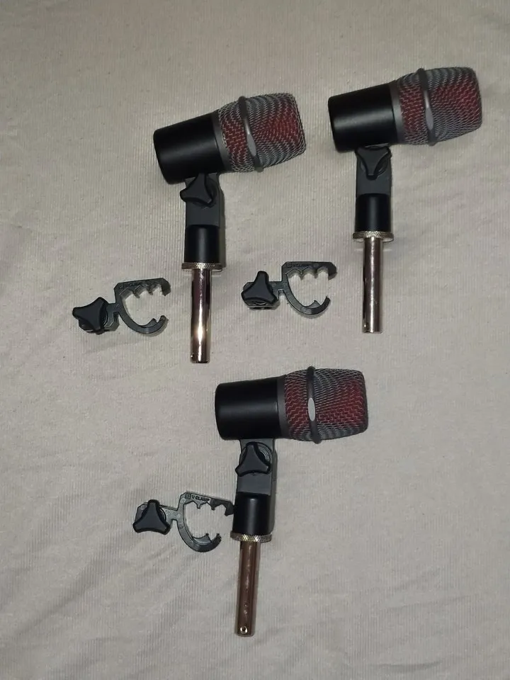 3 Stück sE Electronics V Beat Mikrofone mit Halterung.